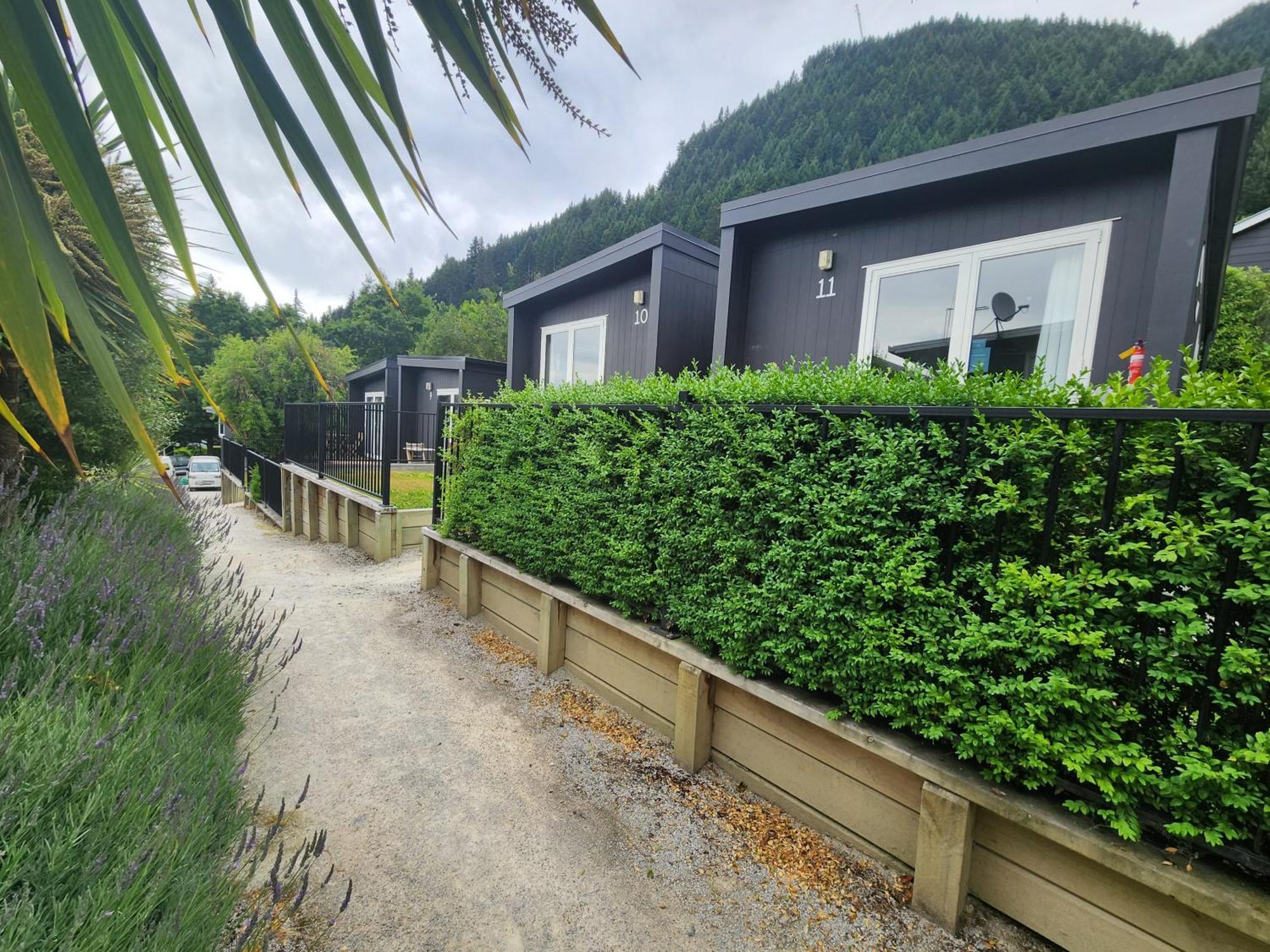 Pinewood Houses And Apartments Queenstown Exterior photo