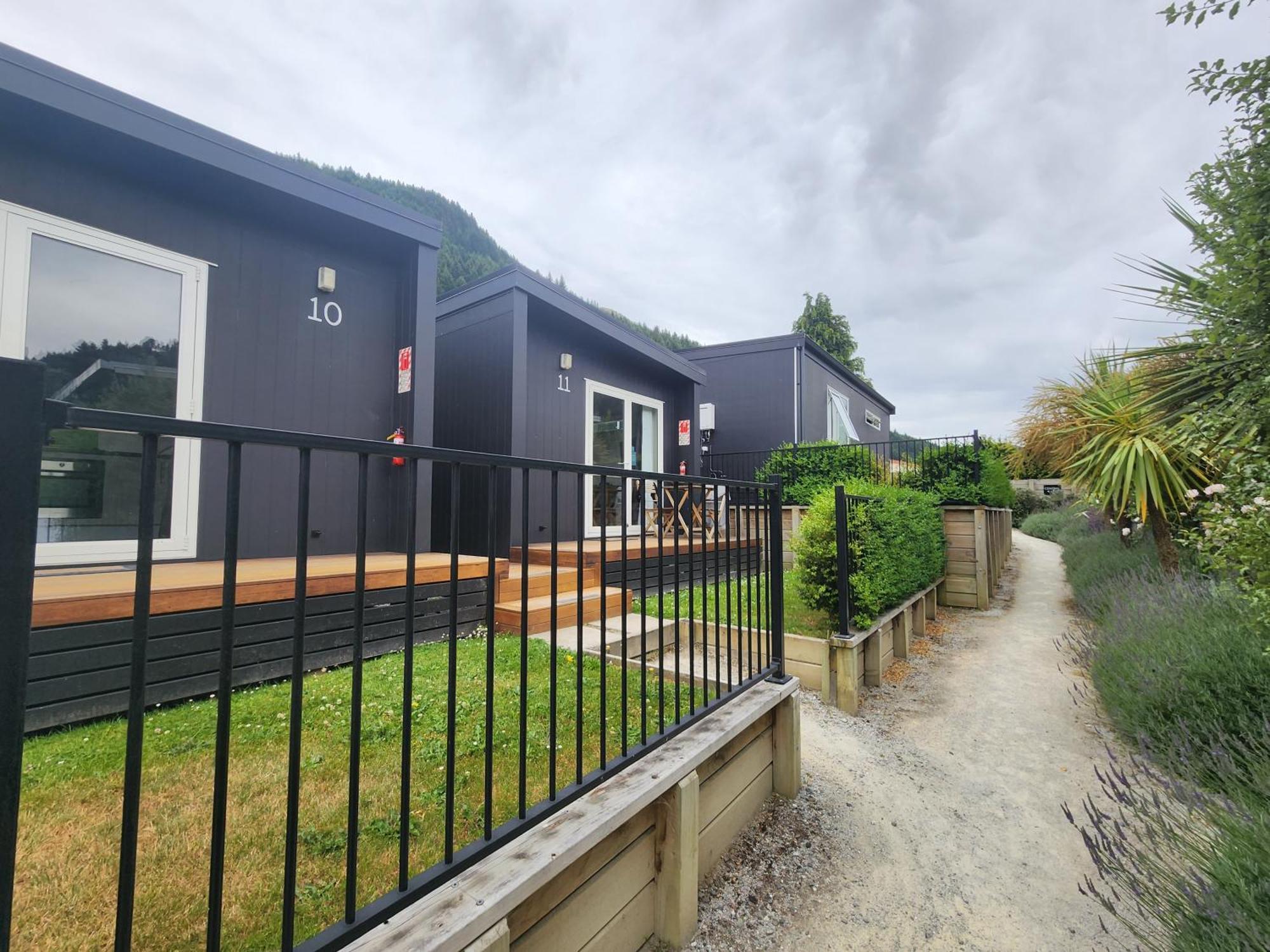 Pinewood Houses And Apartments Queenstown Exterior photo